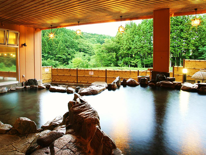 水的魅力：温泉酒店设计中的水景规划