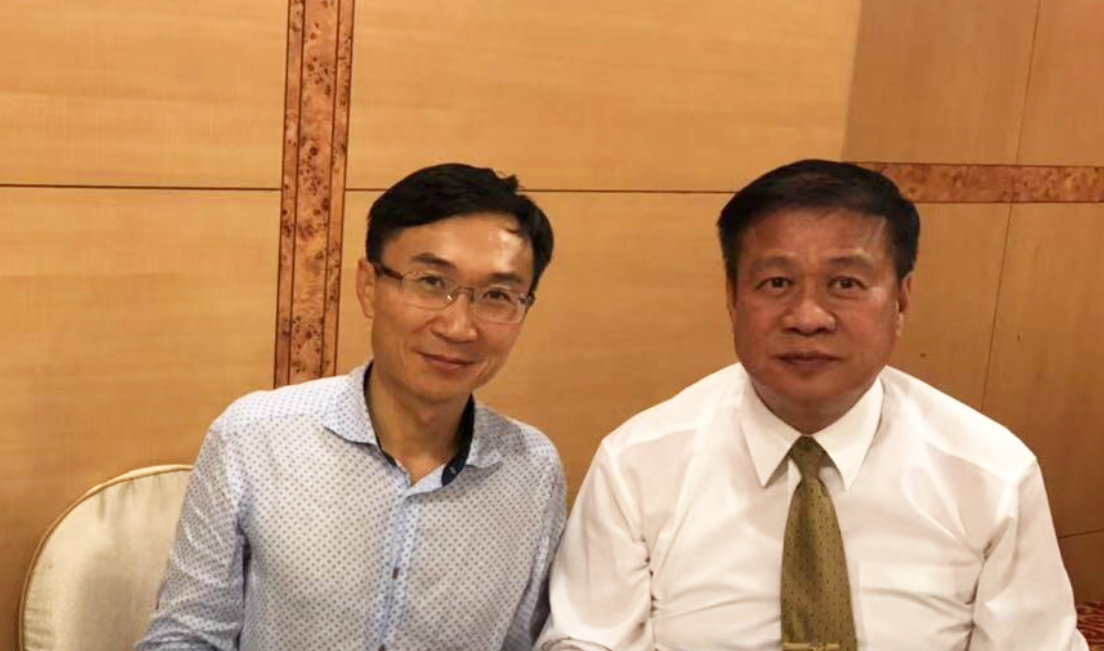 王捷（左）与台湾温泉观光协会前任理事长张荣南先生（右）合影