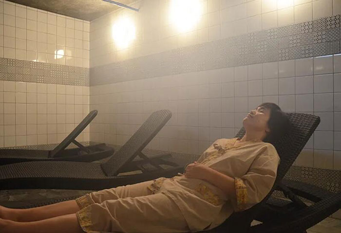 三朝温泉的高浓度热气浴室内，顾客体验氡气浴.jpg