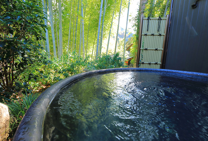 如何在康养小镇的设计过程中优先考虑关键元素以优化效果？