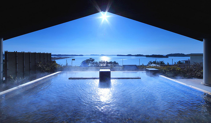 在吸引游客方面，文化传统的运用对温泉度假酒店的重要性