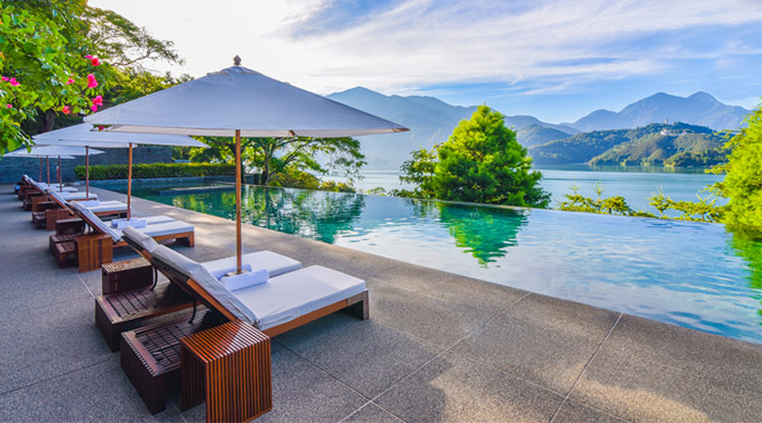 什么样的策略能将情感与空间理念有效结合在温泉设计中？