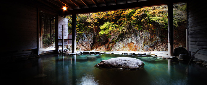 在旅游小镇规划设计中，如何通过文化提升游客的参与感与互动感？