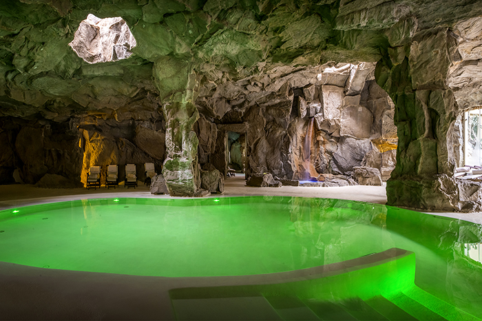 温泉酒店设计的功能布局中，各区域的衔接怎样设计才更流畅自然，提升客户体验？