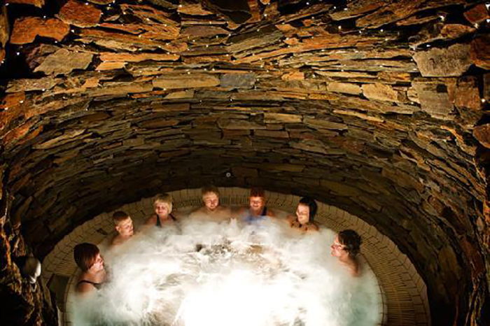 温泉酒店设计的功能布局中，各区域的衔接怎样设计才更流畅自然，提升客户体验？