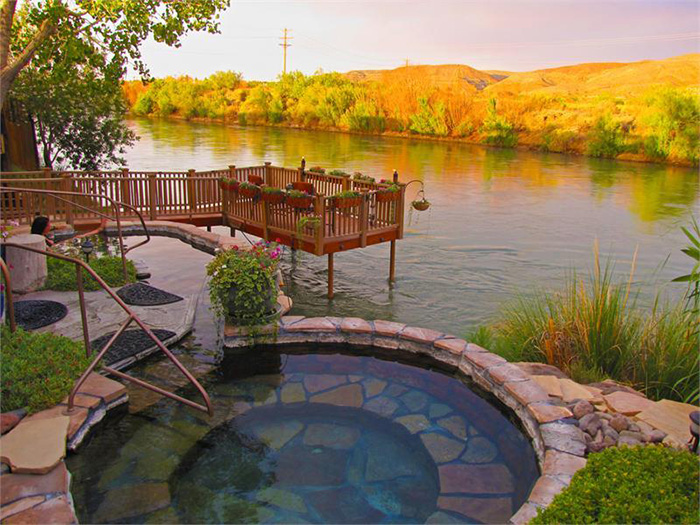 如何在温泉酒店设计中突出健康养生主题？