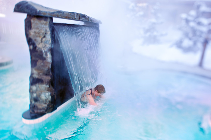 温泉酒店设计如何通过声音营造宁静氛围？